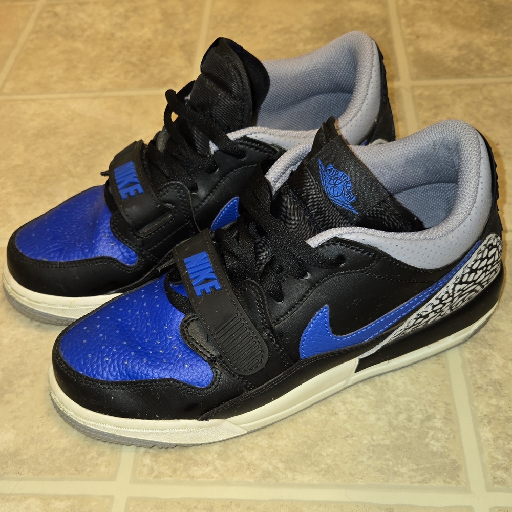 Nike Kids Black and Blue Sneakers with Patterned Detail